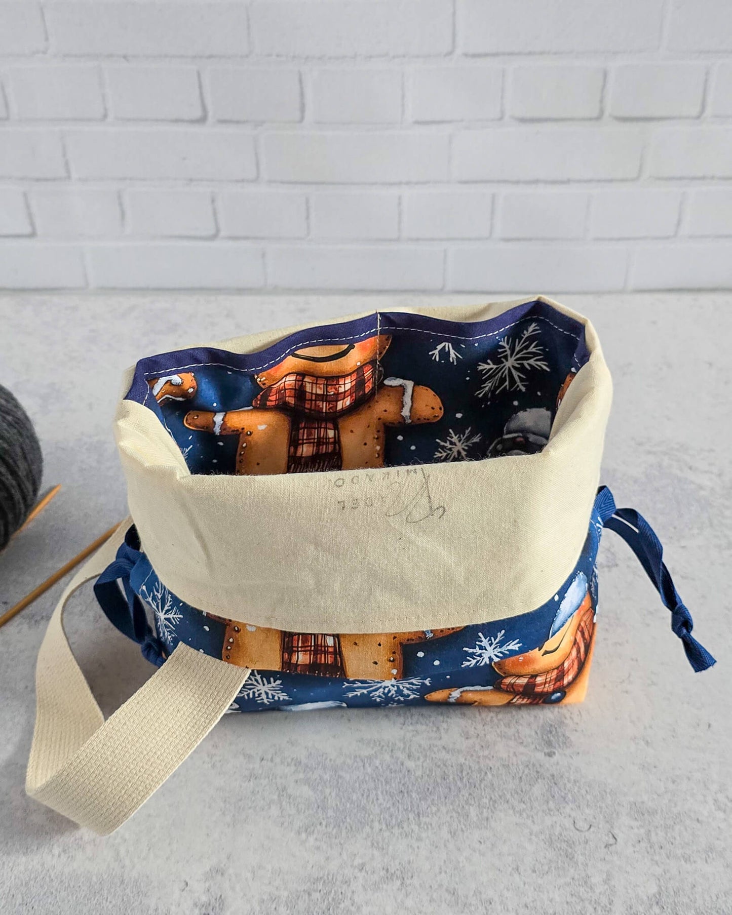 Tuva Projekttasche mit Lebkuchenmotiv und Kordelzug - handgenäht in Bayern von Nadelmikado