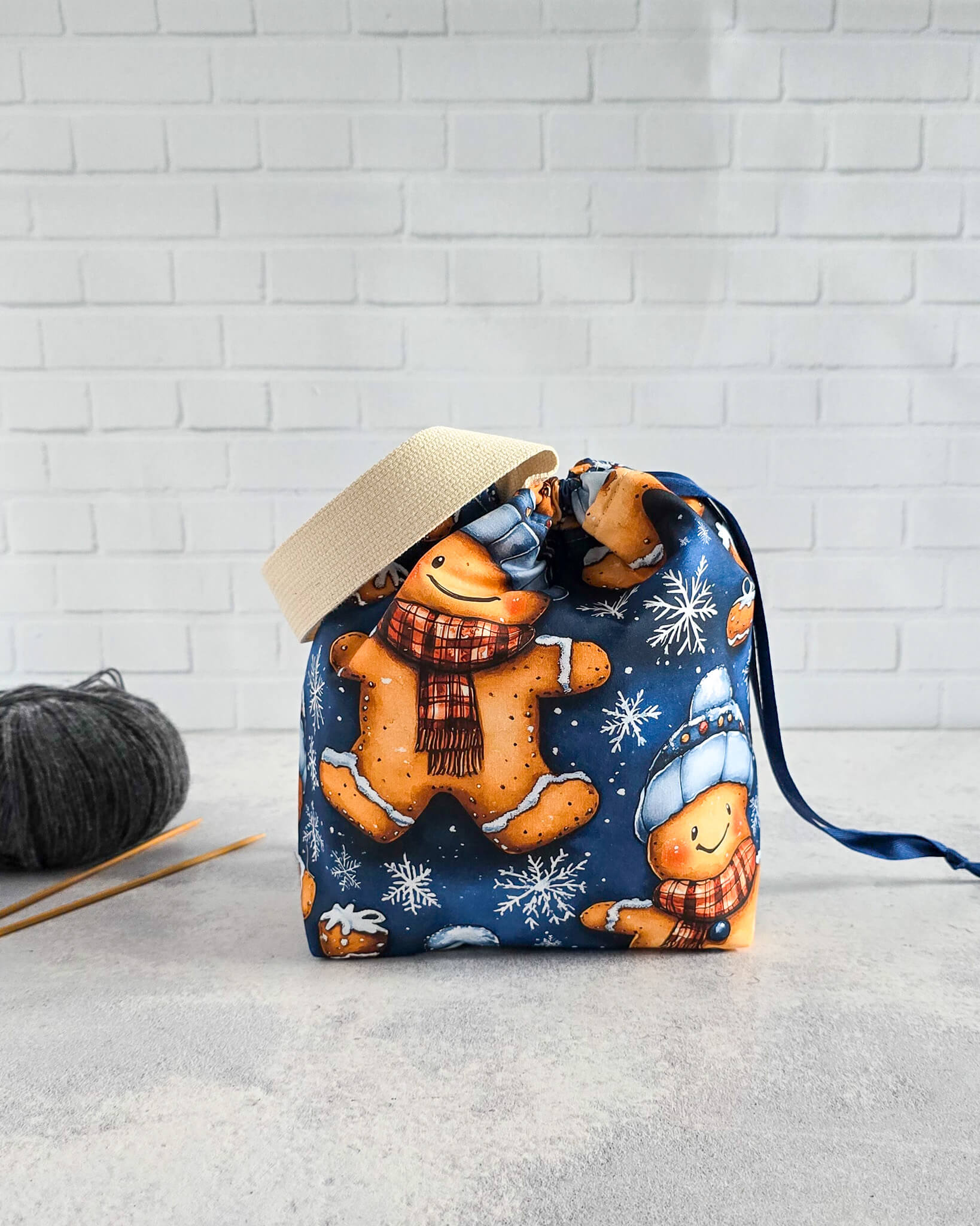 Tuva Projekttasche mit Lebkuchenmotiv und Kordelzug - handgenäht in Bayern von Nadelmikado
