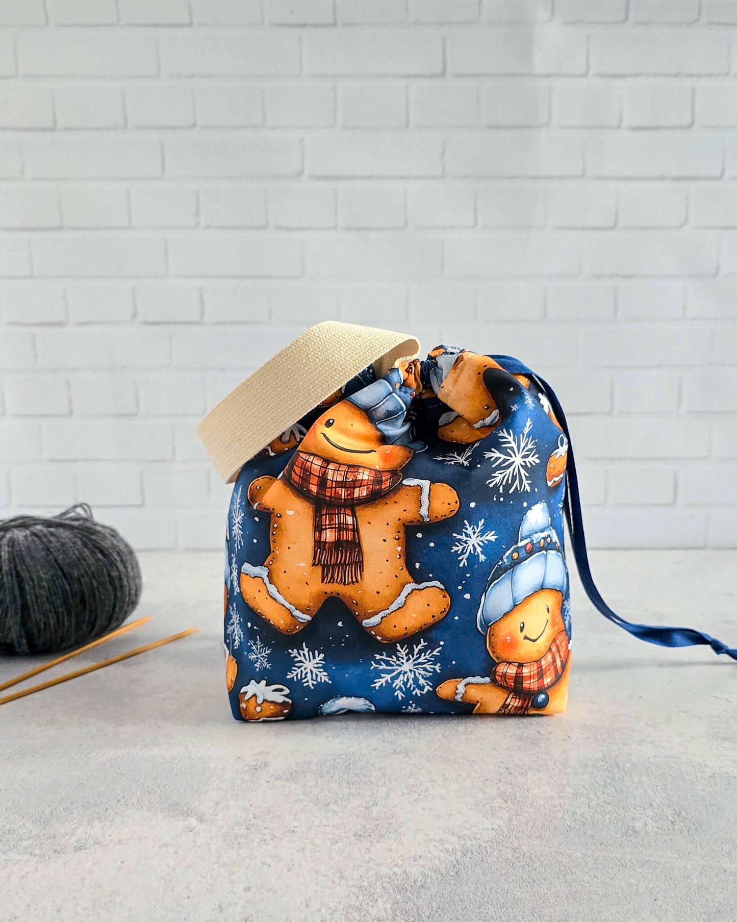 Tuva Projekttasche mit Lebkuchenmotiv und Kordelzug - handgenäht in Bayern von Nadelmikado