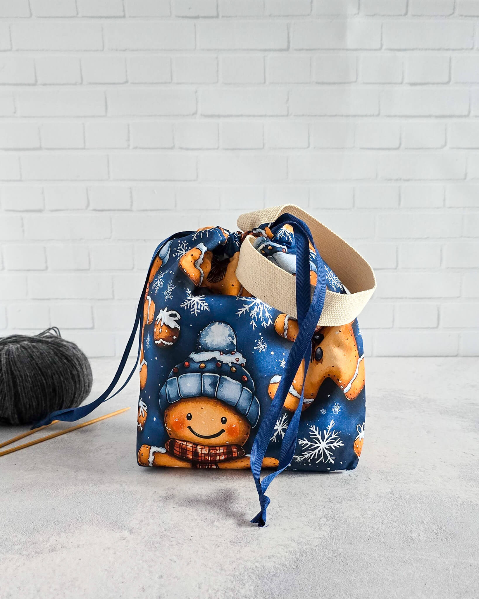 Tuva Projekttasche mit Lebkuchenmotiv und Kordelzug - handgenäht in Bayern von Nadelmikado