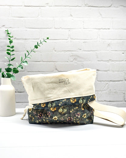 Große Stricktasche für bis zu 800 g Wolle mit dunklen Blüten, Kräutern und nostalgischen Apothekerfläschchen. Handgenäht in Bayern von NadelMikado.