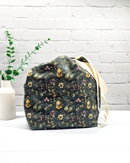Große Stricktasche für bis zu 800 g Wolle mit dunklen Blüten, Kräutern und nostalgischen Apothekerfläschchen. Handgenäht in Bayern von NadelMikado.