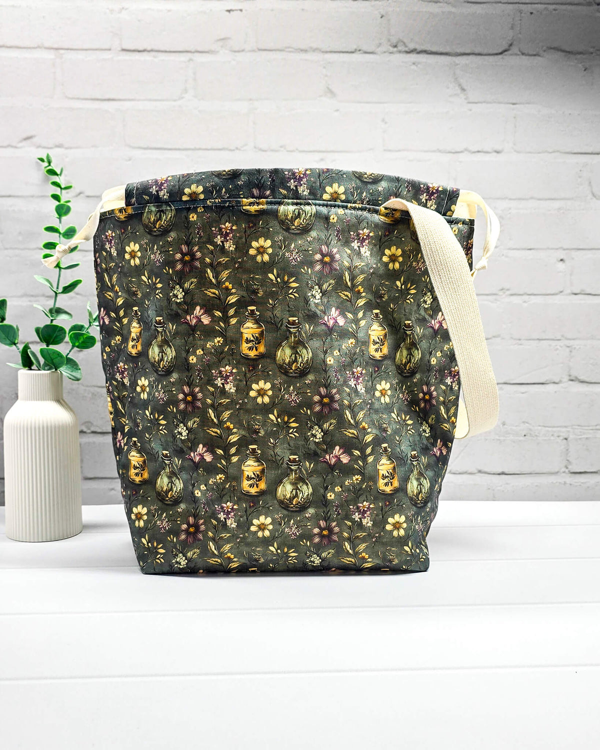 Große Stricktasche für bis zu 800 g Wolle mit dunklen Blüten, Kräutern und nostalgischen Apothekerfläschchen. Handgenäht in Bayern von NadelMikado.