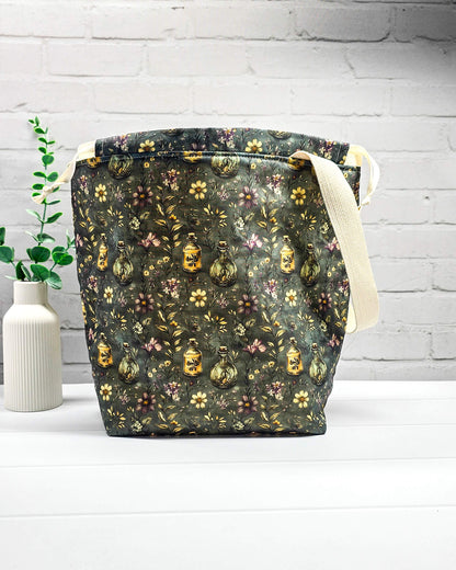 Große Stricktasche für bis zu 800 g Wolle mit dunklen Blüten, Kräutern und nostalgischen Apothekerfläschchen. Handgenäht in Bayern von NadelMikado.