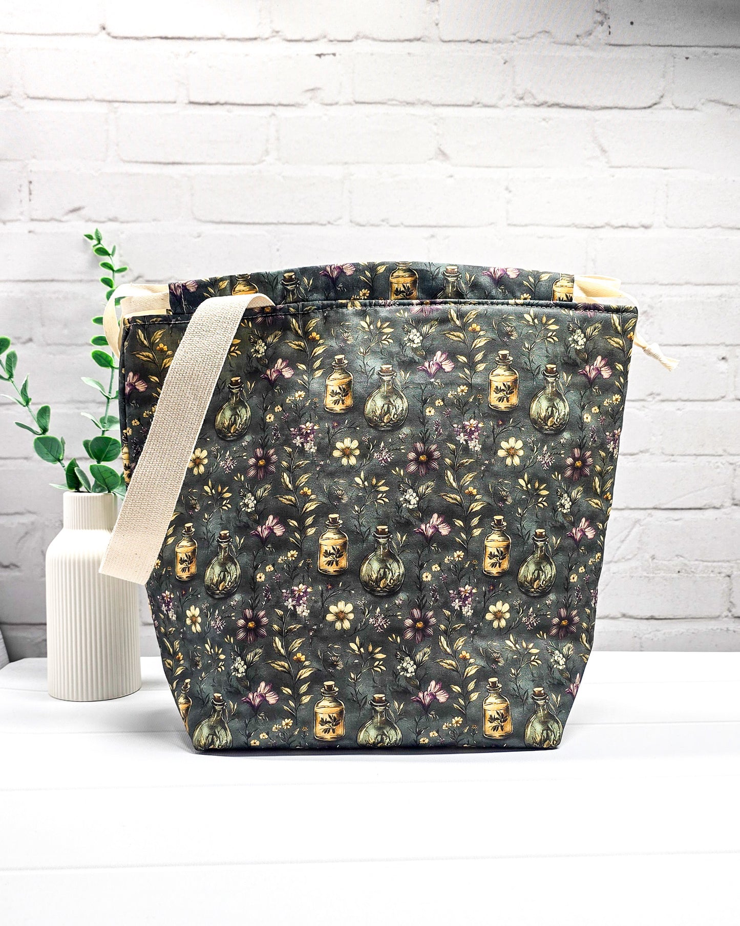 Große Stricktasche für bis zu 800 g Wolle mit dunklen Blüten, Kräutern und nostalgischen Apothekerfläschchen. Handgenäht in Bayern von NadelMikado.
