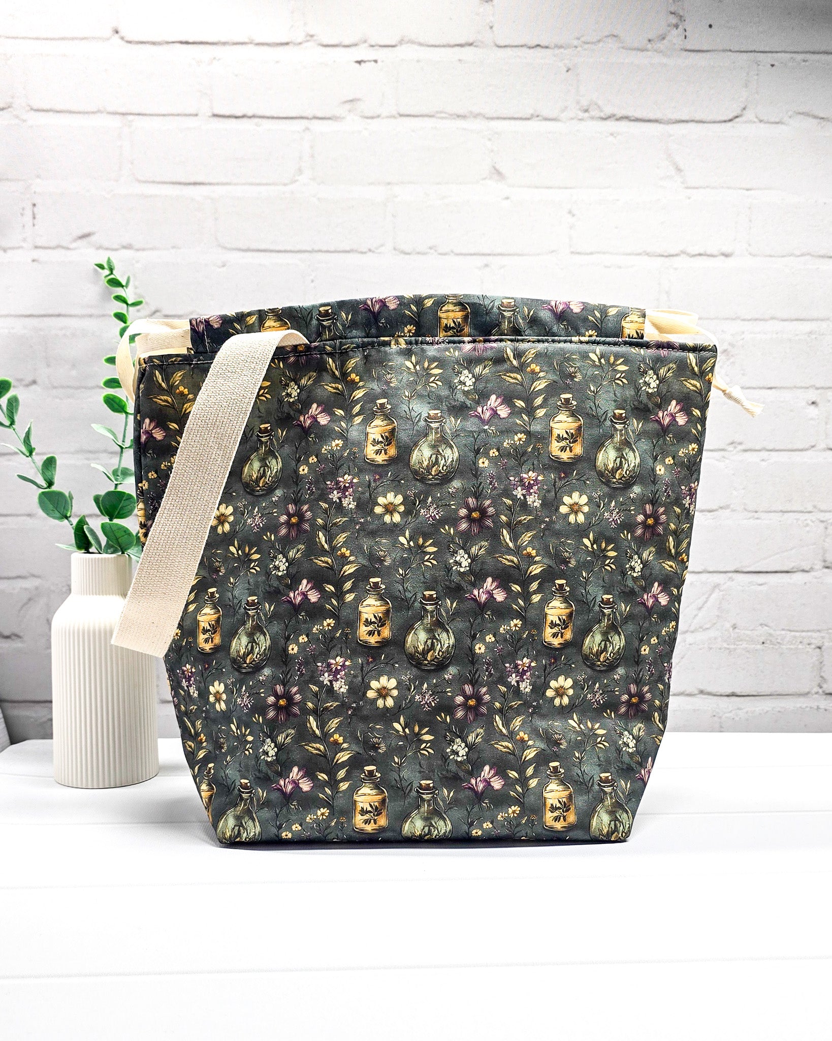 Große Stricktasche für bis zu 800 g Wolle mit dunklen Blüten, Kräutern und nostalgischen Apothekerfläschchen. Handgenäht in Bayern von NadelMikado.