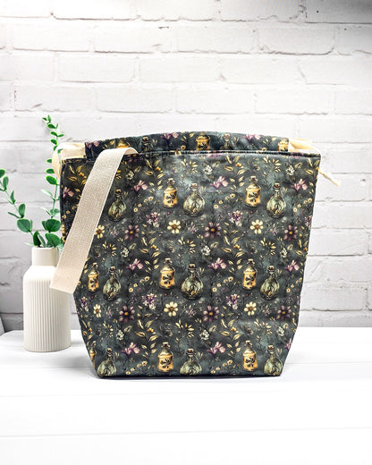 Große Stricktasche für bis zu 800 g Wolle mit dunklen Blüten, Kräutern und nostalgischen Apothekerfläschchen. Handgenäht in Bayern von NadelMikado.