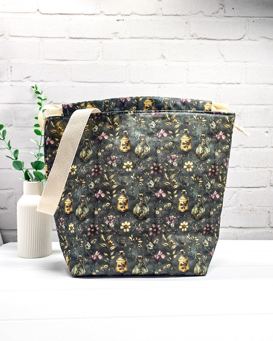 Große Stricktasche für bis zu 800 g Wolle mit dunklen Blüten, Kräutern und nostalgischen Apothekerfläschchen. Handgenäht in Bayern von NadelMikado.