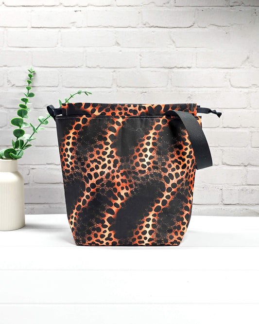 Projekttasche Tuva M Animal Print schwarz kupfer handgenäht Bayern von Nadelmikado