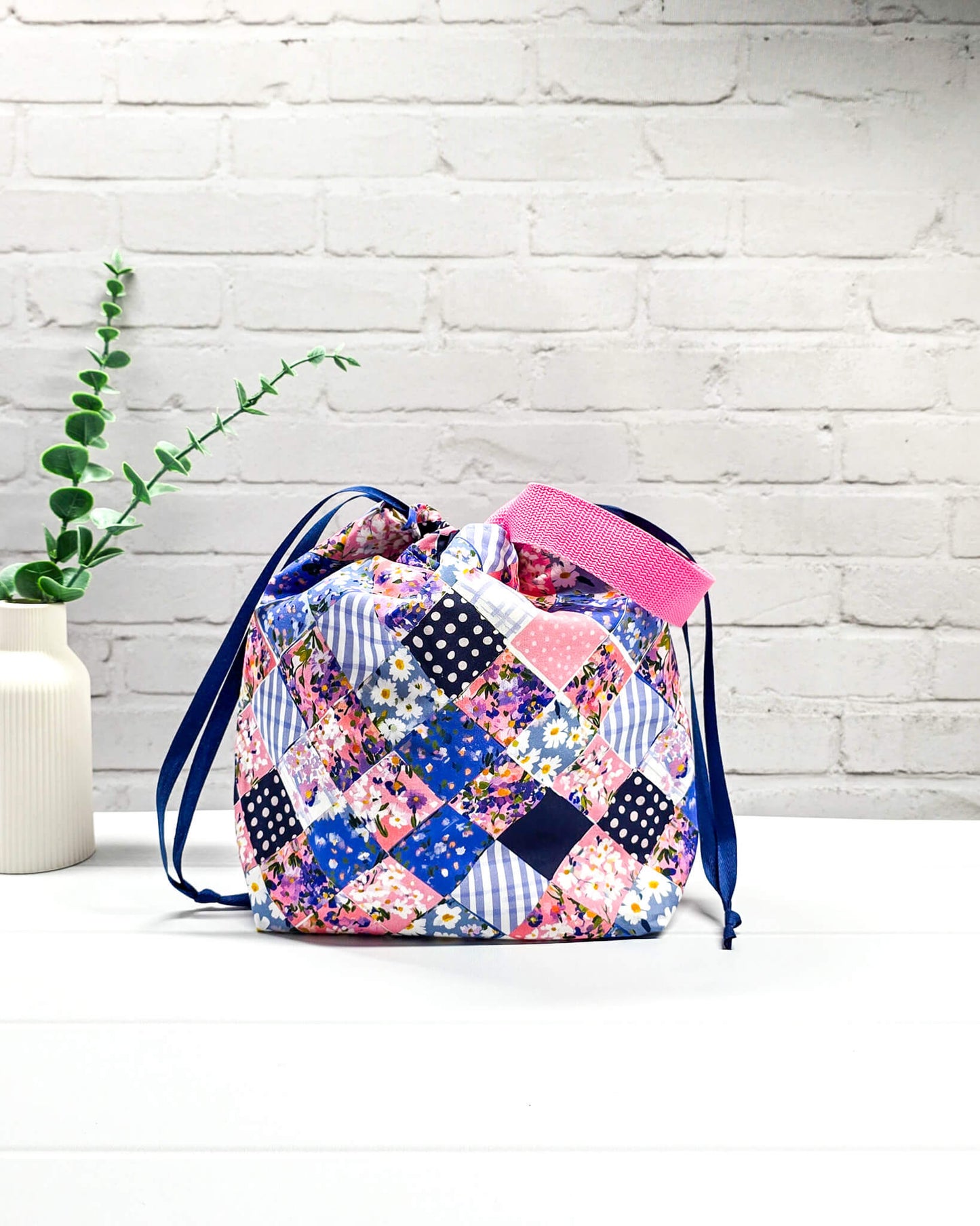 Projekttasche Tuva M Patchwork Blumenmuster handgenäht Bayern von Nadelmikado