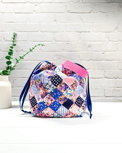 Projekttasche Tuva M Patchwork Blumenmuster handgenäht Bayern von Nadelmikado