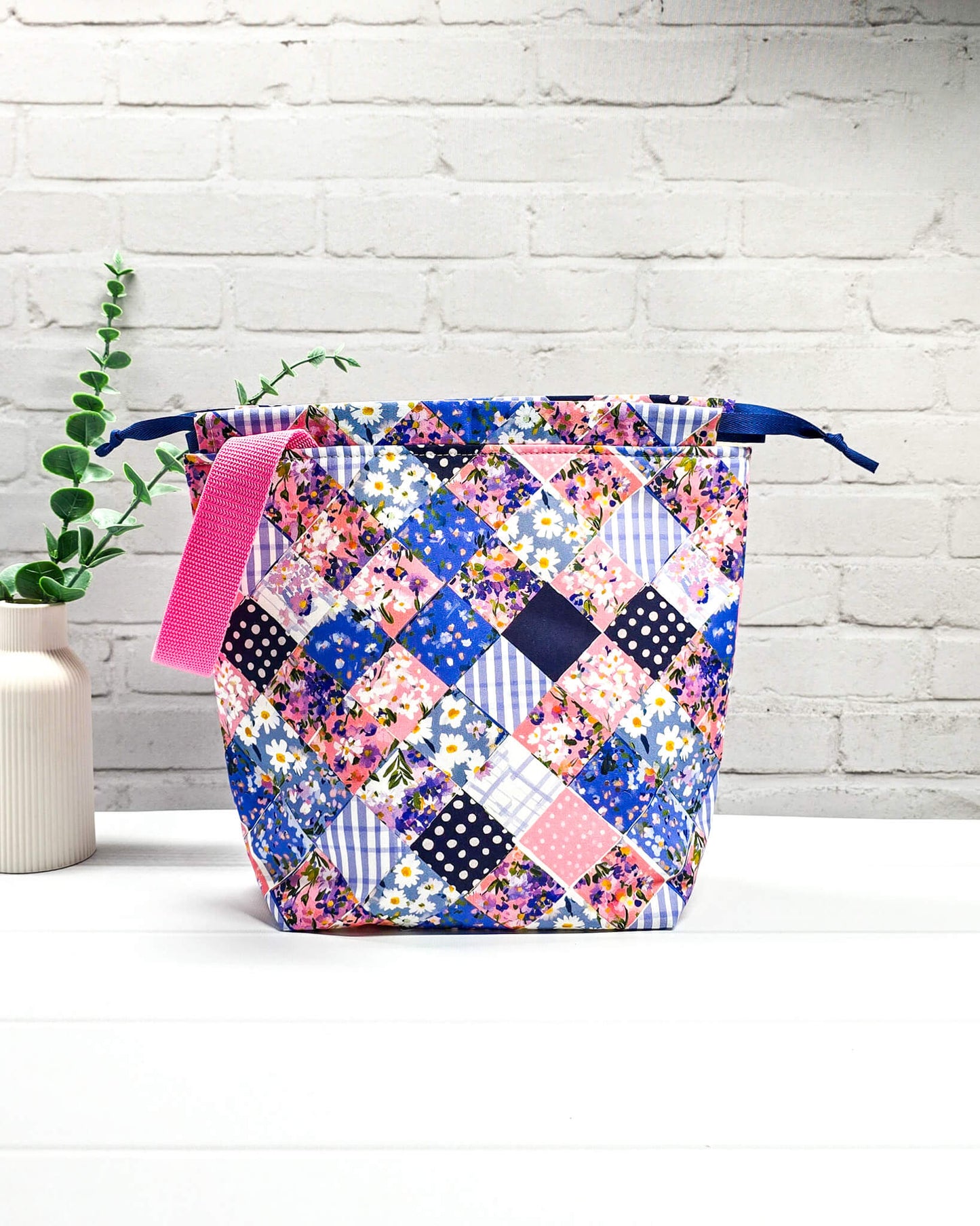 Projekttasche Tuva M Patchwork Blumenmuster handgenäht Bayern von Nadelmikado