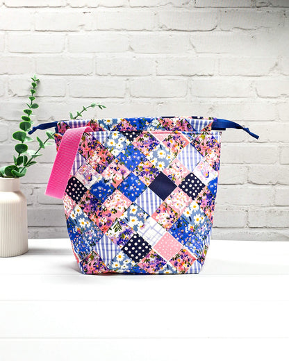 Projekttasche Tuva M Patchwork Blumenmuster handgenäht Bayern von Nadelmikado