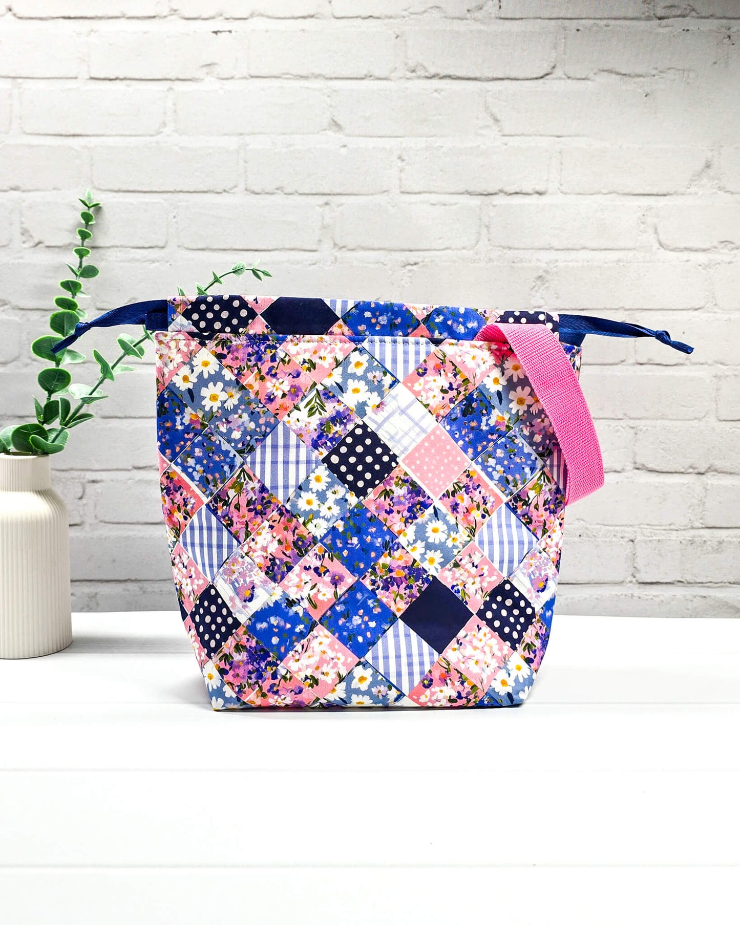 Projekttasche Tuva M Patchwork Blumenmuster handgenäht Bayern von Nadelmikado