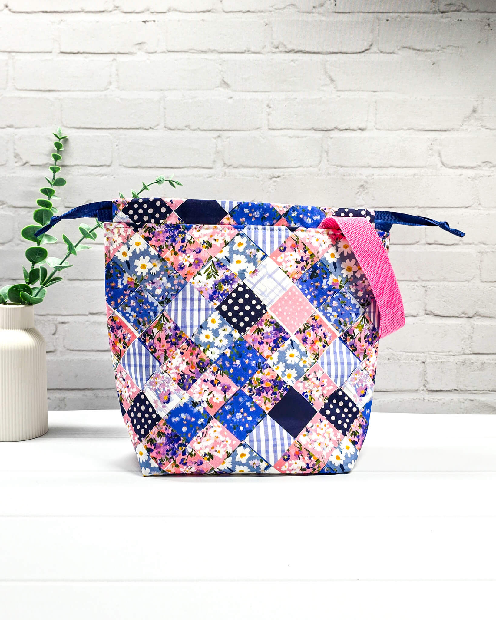 Projekttasche Tuva M Patchwork Blumenmuster handgenäht Bayern von Nadelmikado