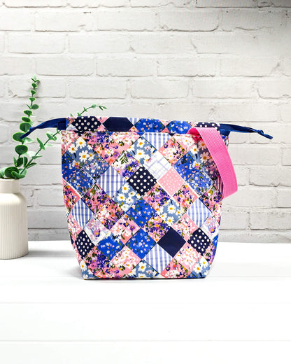 Projekttasche Tuva M Patchwork Blumenmuster handgenäht Bayern von Nadelmikado