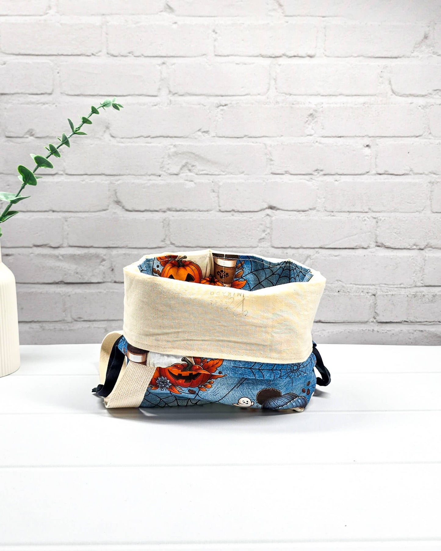 Handgefertigte Projekttasche Tuva S mit Geistern, Kürbissen und Spinnennetzen auf Blau, geeignet für 200g Wolle und kleine Strickprojekte - handgenäht in Bayern von Nadelmikado