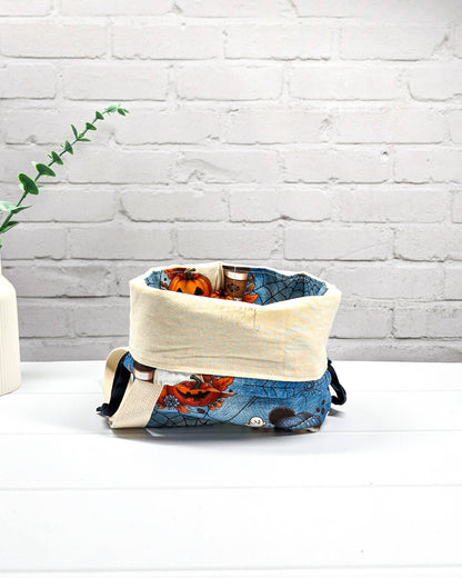 Handgefertigte Projekttasche Tuva S mit Geistern, Kürbissen und Spinnennetzen auf Blau, geeignet für 200g Wolle und kleine Strickprojekte - handgenäht in Bayern von Nadelmikado