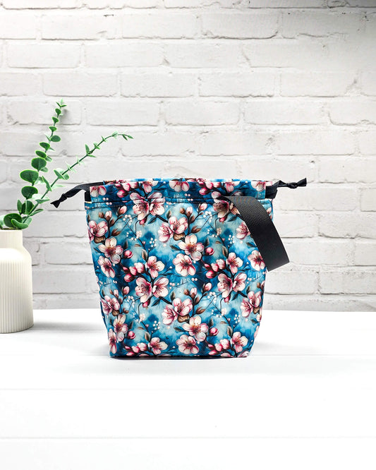 Projekttasche Tuva S Kirschblüten blau handgenäht Bayern von Nadelmikado