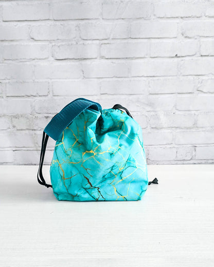 Tuva S Projekttasche Golden Turquoise mit türkisem Muster und goldenen Linien - handgenäht in Bayern von Nadelmikado