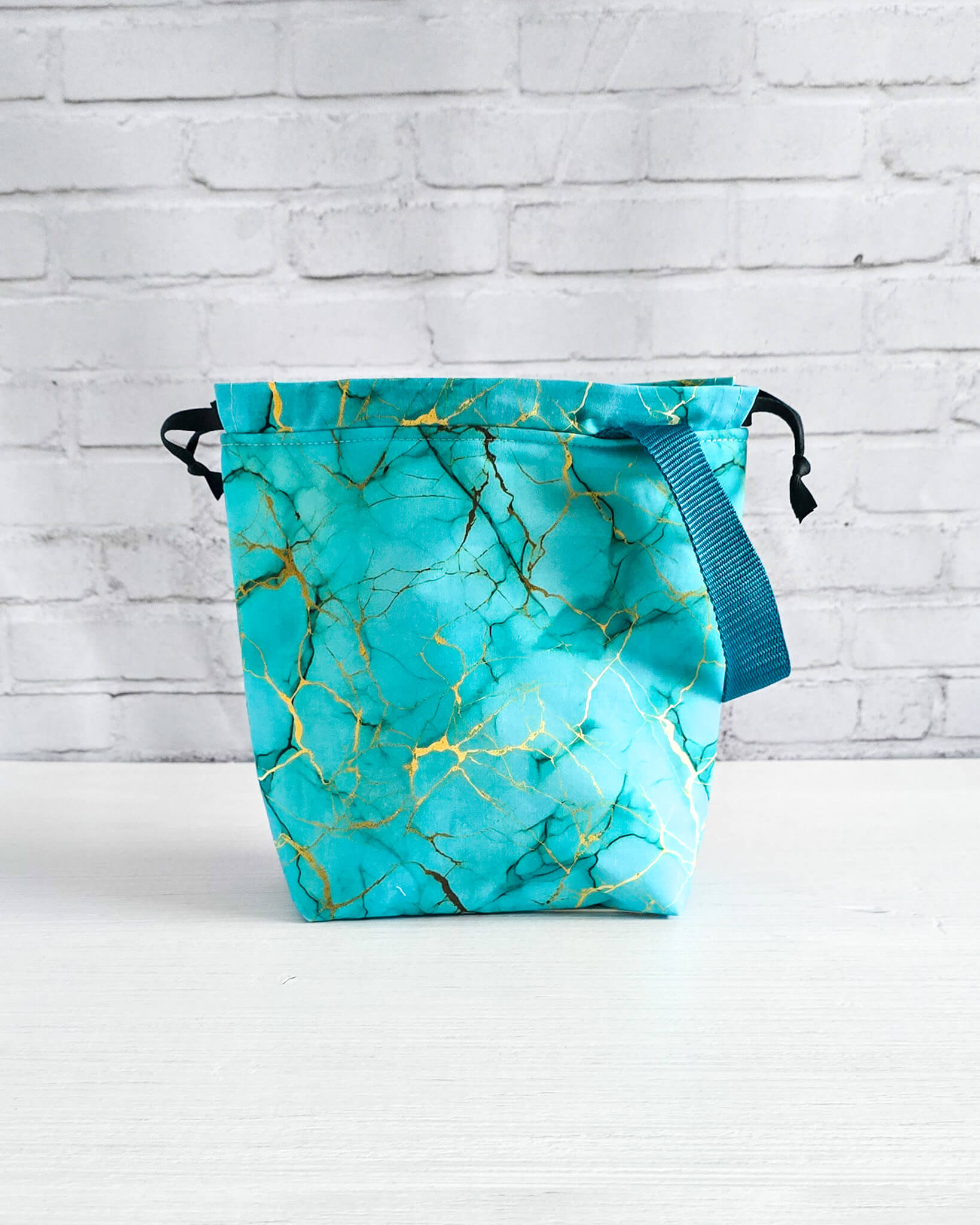 Tuva S Projekttasche Golden Turquoise mit türkisem Muster und goldenen Linien - handgenäht in Bayern von Nadelmikado