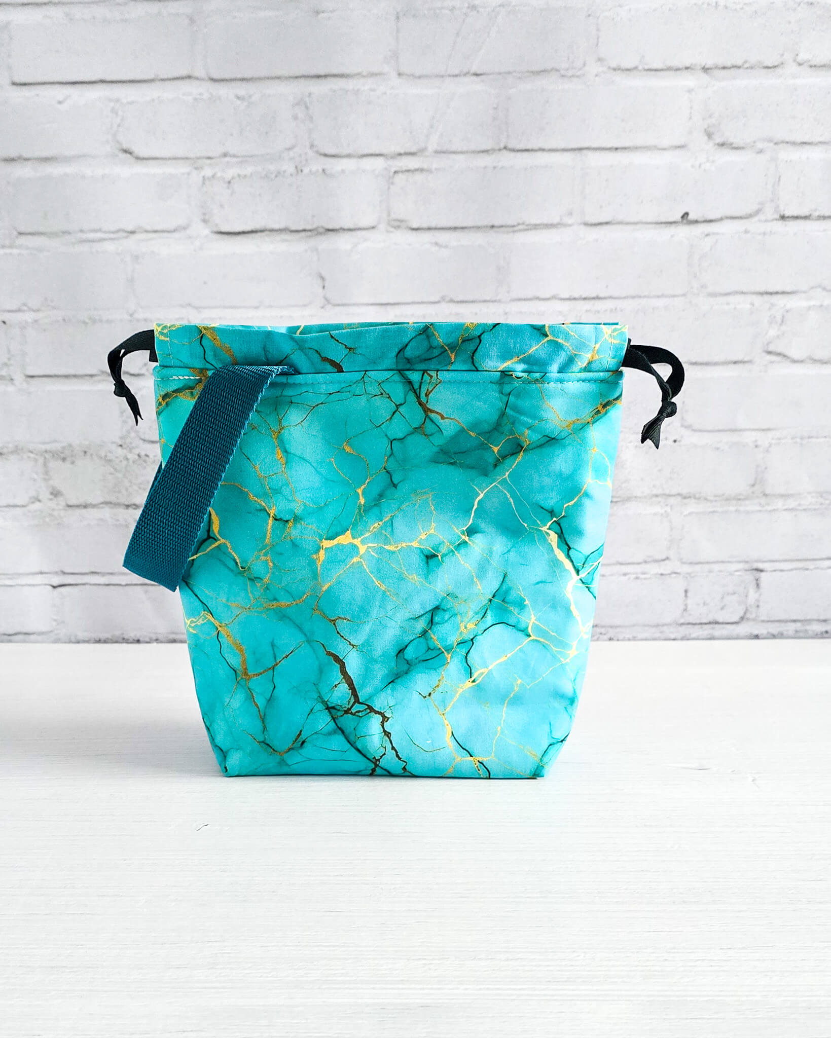 Tuva S Projekttasche Golden Turquoise mit türkisem Muster und goldenen Linien - handgenäht in Bayern von Nadelmikado