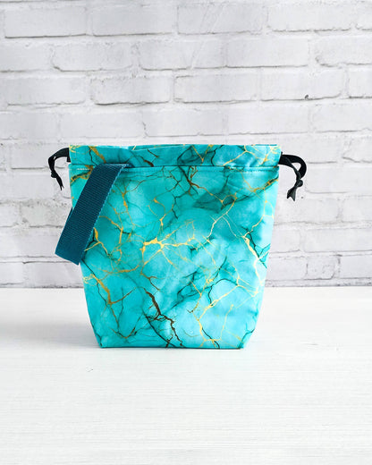 Tuva S Projekttasche Golden Turquoise mit türkisem Muster und goldenen Linien - handgenäht in Bayern von Nadelmikado