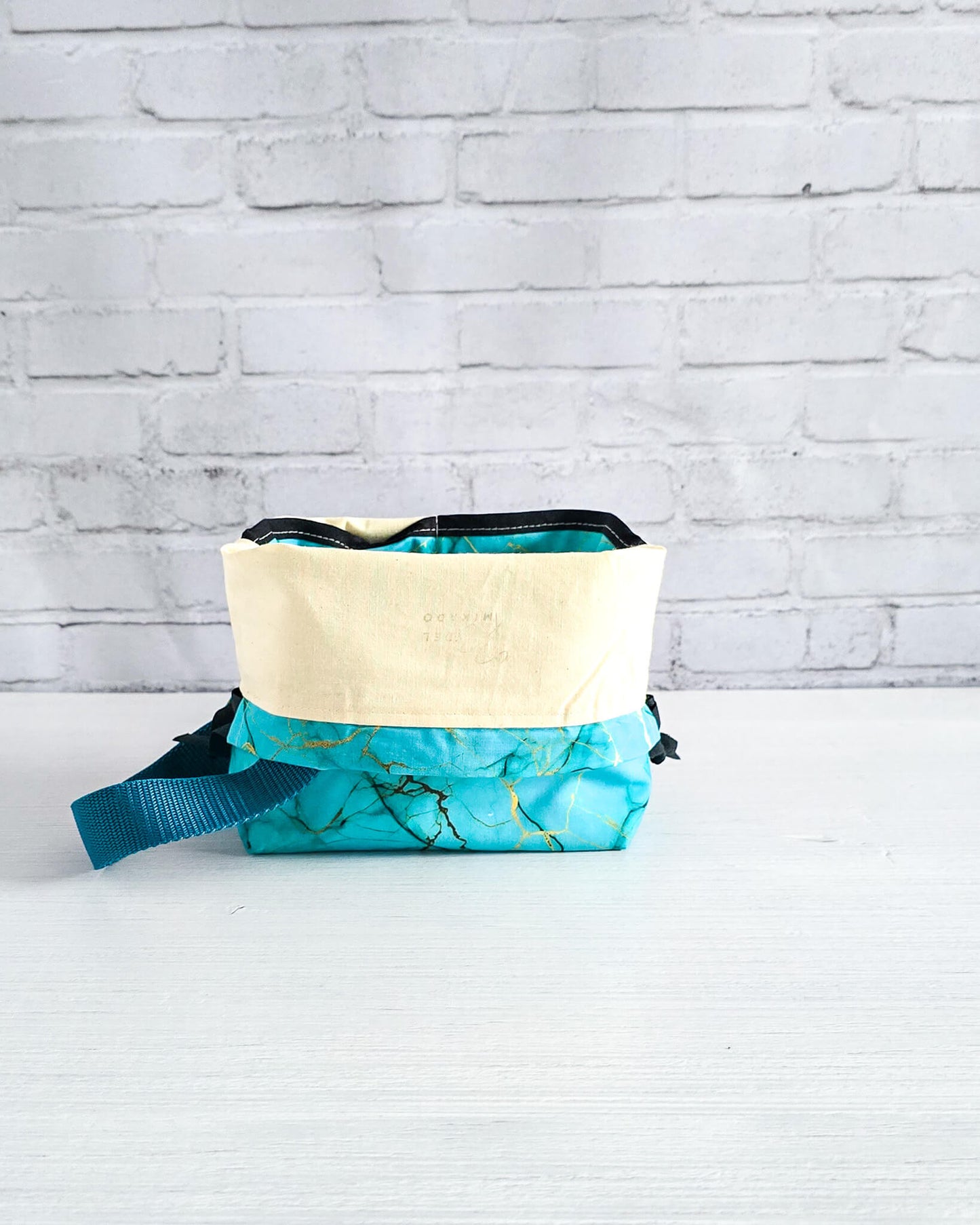 Tuva S Projekttasche Golden Turquoise mit türkisem Muster und goldenen Linien - handgenäht in Bayern von Nadelmikado