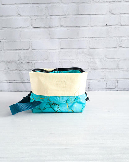 Tuva S Projekttasche Golden Turquoise mit türkisem Muster und goldenen Linien - handgenäht in Bayern von Nadelmikado