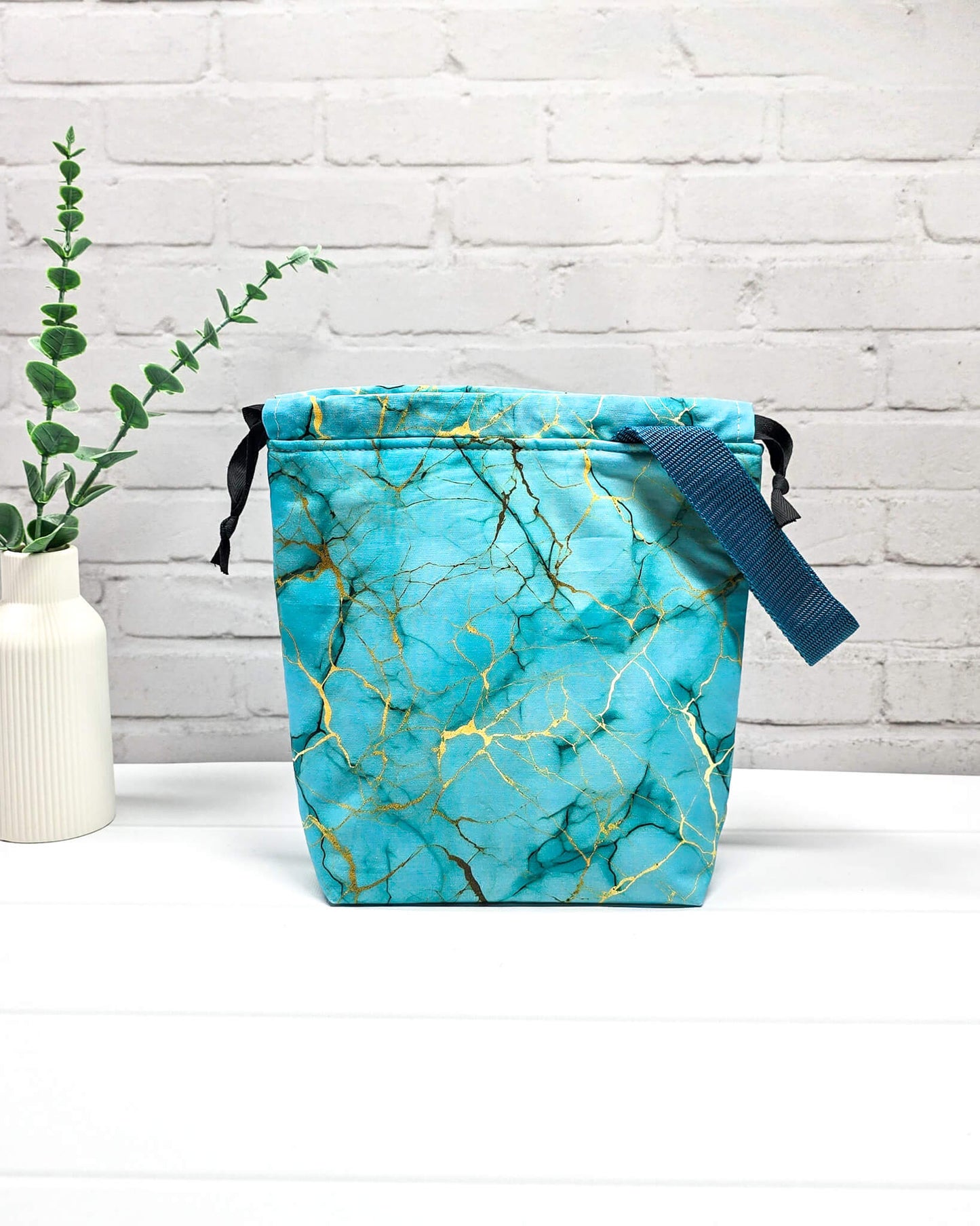 Tuva S Projekttasche Golden Turquoise mit türkisem Muster und goldenen Linien - handgenäht in Bayern von Nadelmikado