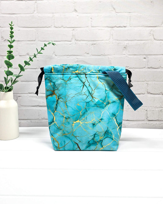 Tuva S Projekttasche Golden Turquoise mit türkisem Muster und goldenen Linien - handgenäht in Bayern von Nadelmikado