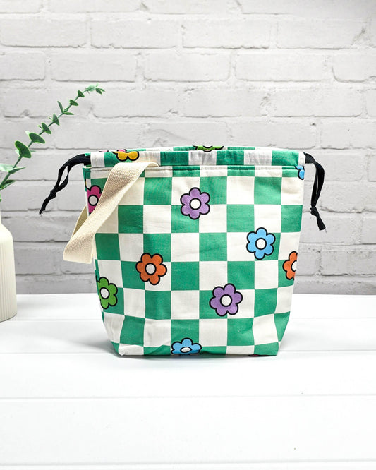 Handgefertigte Projekttasche Tuva S mit grünem Karomuster und bunten Retro-Blumen für Strickprojekte wie Socken oder Mützen - handgenäht in Bayern von Nadelmikado