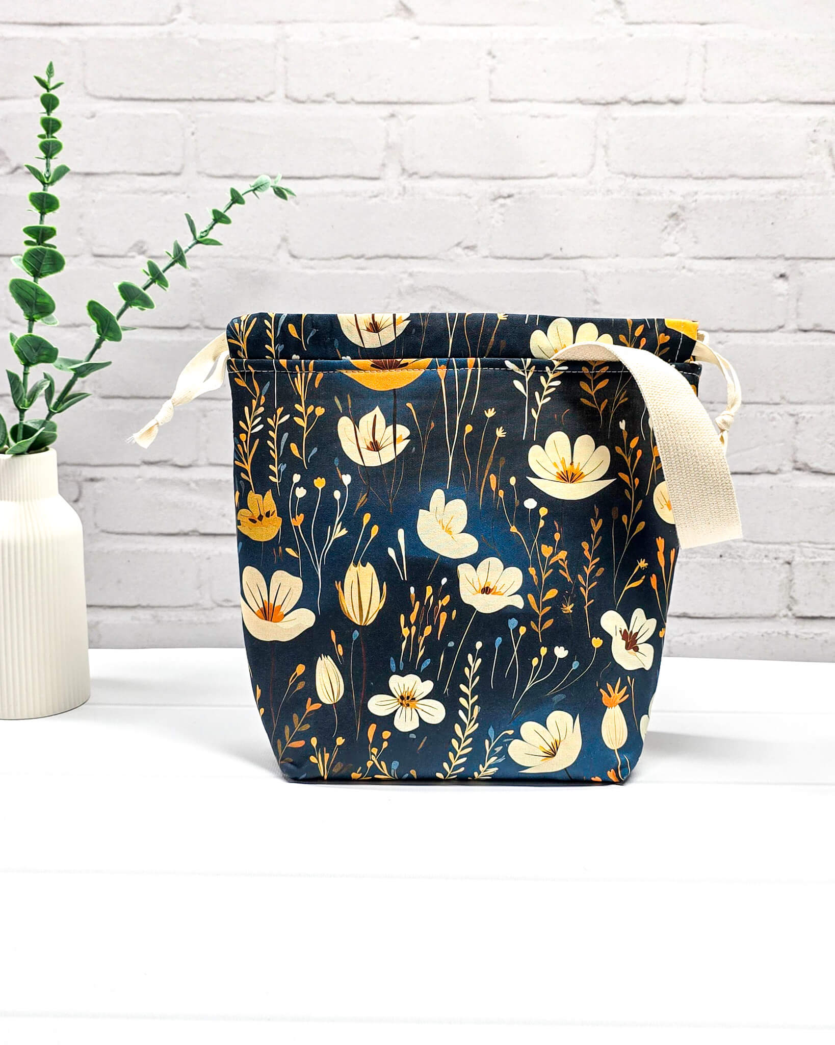 Tuva S Projekttasche Wildflower Dusk mit floralen Blüten auf tiefblauem Stoff - handgenäht in Bayern von Nadelmikado
