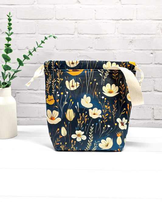 Tuva S Projekttasche Wildflower Dusk mit floralen Blüten auf tiefblauem Stoff - handgenäht in Bayern von Nadelmikado