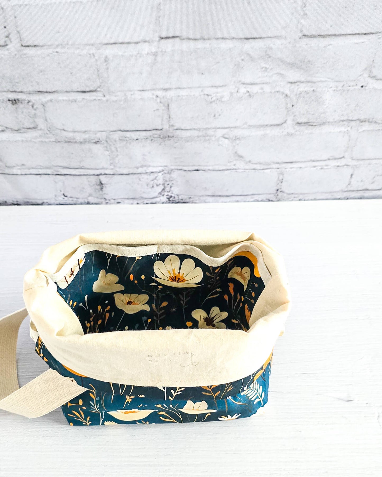 Tuva S Projekttasche Wildflower Dusk mit floralen Blüten auf tiefblauem Stoff - handgenäht in Bayern von Nadelmikado