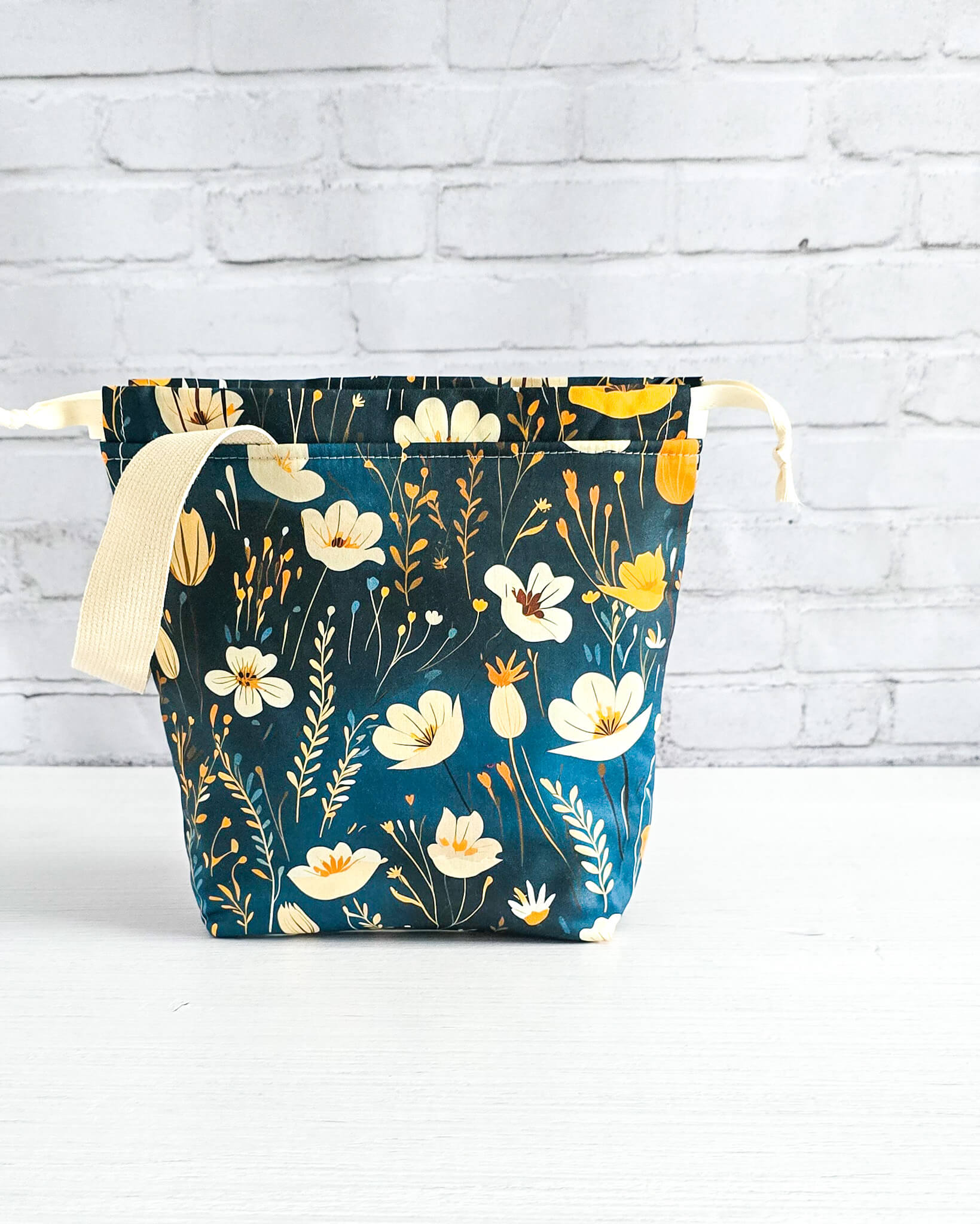 Tuva S Projekttasche Wildflower Dusk mit floralen Blüten auf tiefblauem Stoff - handgenäht in Bayern von Nadelmikado