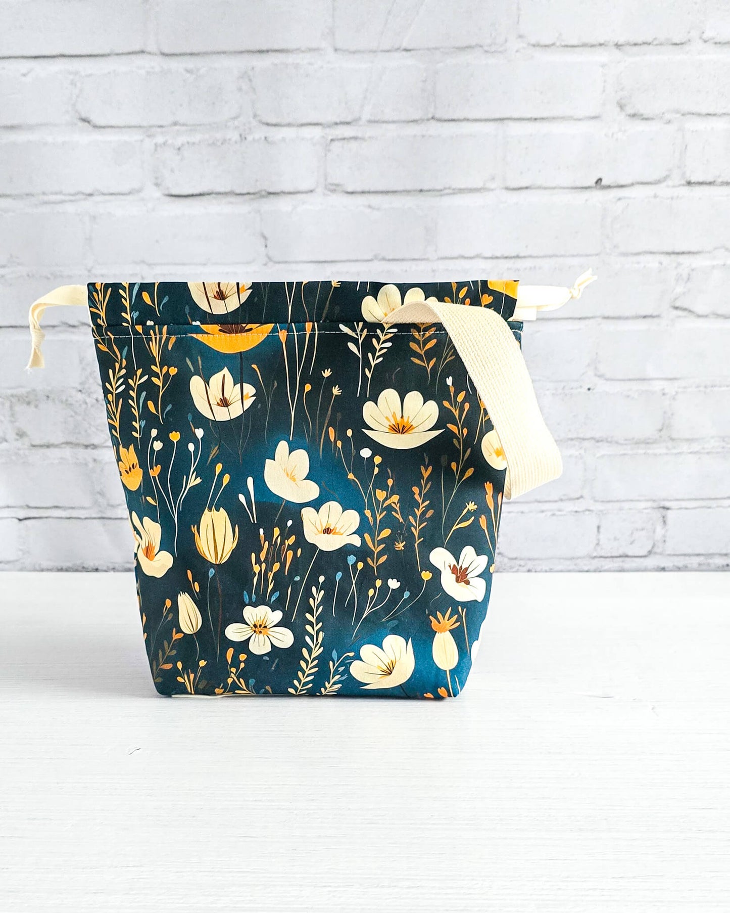 Tuva S Projekttasche Wildflower Dusk mit floralen Blüten auf tiefblauem Stoff - handgenäht in Bayern von Nadelmikado