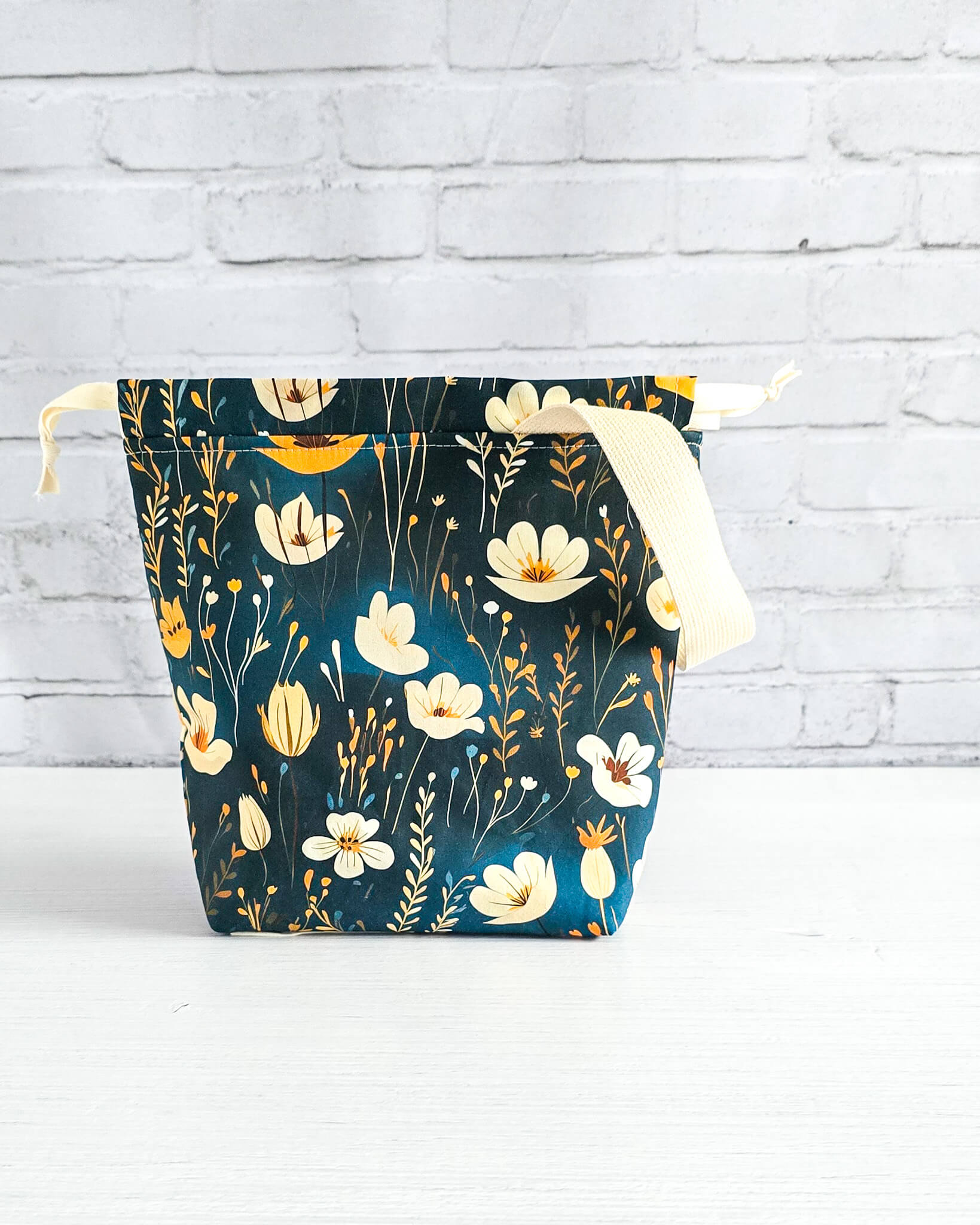 Tuva S Projekttasche Wildflower Dusk mit floralen Blüten auf tiefblauem Stoff - handgenäht in Bayern von Nadelmikado