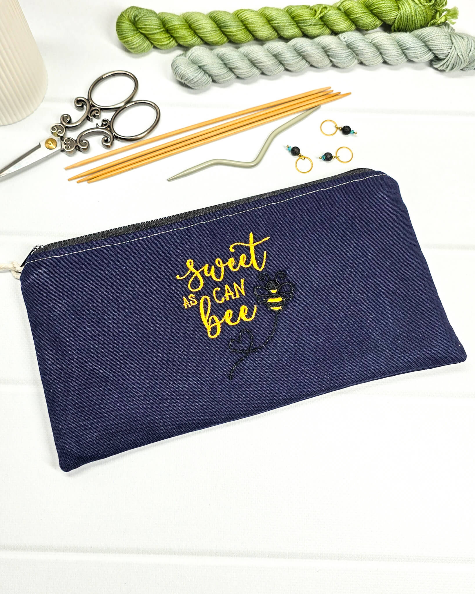 Dunkelblaue Canvas-Tasche mit gelber „Sweet as can Bee“-Stickerei, perfekt um längliche Stricknadeln und Scheren ordentlich im Projektbeutel aufzubewahren. Handgenäht in Bayern von Nadelmikado.