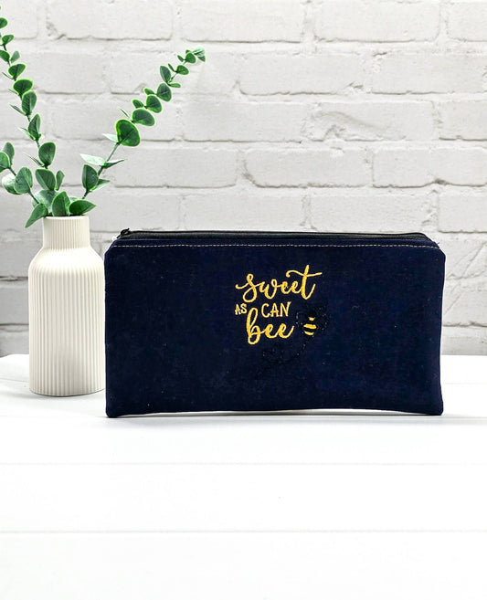 Dunkelblaue Canvas-Tasche mit gelber „Sweet as can Bee“-Stickerei, perfekt um längliche Stricknadeln und Scheren ordentlich im Projektbeutel aufzubewahren. Handgenäht in Bayern von Nadelmikado.