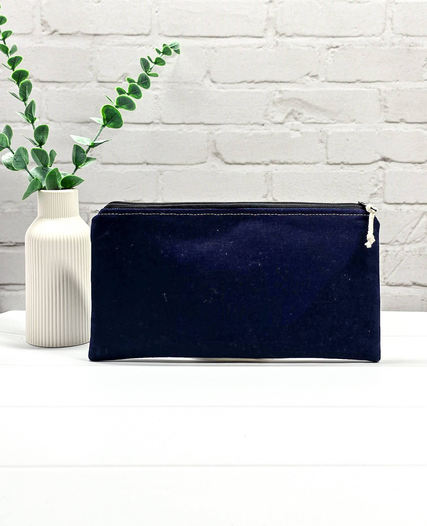 Dunkelblaue Canvas-Tasche mit gelber „Sweet as can Bee“-Stickerei, perfekt um längliche Stricknadeln und Scheren ordentlich im Projektbeutel aufzubewahren. Handgenäht in Bayern von Nadelmikado.