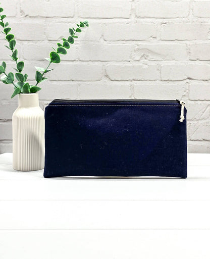 Dunkelblaue Canvas-Tasche mit gelber „Sweet as can Bee“-Stickerei, perfekt um längliche Stricknadeln und Scheren ordentlich im Projektbeutel aufzubewahren. Handgenäht in Bayern von Nadelmikado.