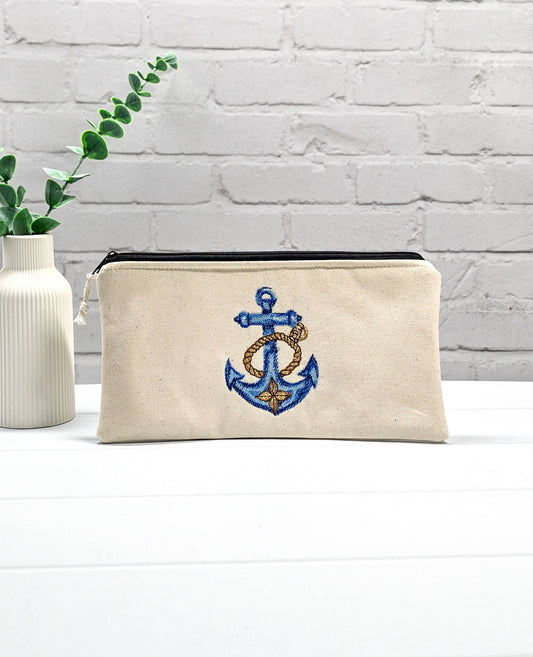 Flache, rechteckige Zip Pouch Runa aus beigem Canvas mit einem großen, blau-gold gestickten Schiffsanker, ideal um Stricknadeln, Seile und Scheren sicher zu verwahren. Handgenäht in Bayern von Nadelmikado