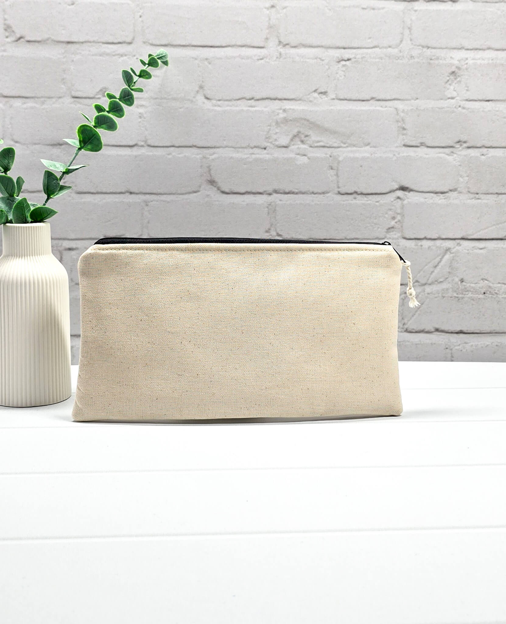 Flache, rechteckige Zip Pouch Runa aus beigem Canvas mit einem großen, blau-gold gestickten Schiffsanker, ideal um Stricknadeln, Seile und Scheren sicher zu verwahren. Handgenäht in Bayern von Nadelmikado