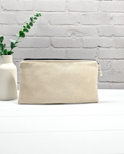 Flache, rechteckige Zip Pouch Runa aus beigem Canvas mit einem großen, blau-gold gestickten Schiffsanker, ideal um Stricknadeln, Seile und Scheren sicher zu verwahren. Handgenäht in Bayern von Nadelmikado