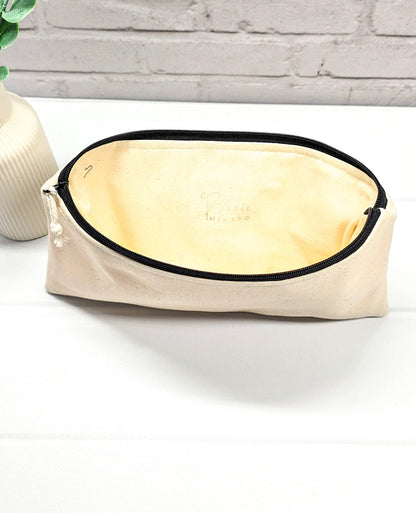 Flache, rechteckige Zip Pouch Runa aus beigem Canvas mit einem großen, blau-gold gestickten Schiffsanker, ideal um Stricknadeln, Seile und Scheren sicher zu verwahren. Handgenäht in Bayern von Nadelmikado
