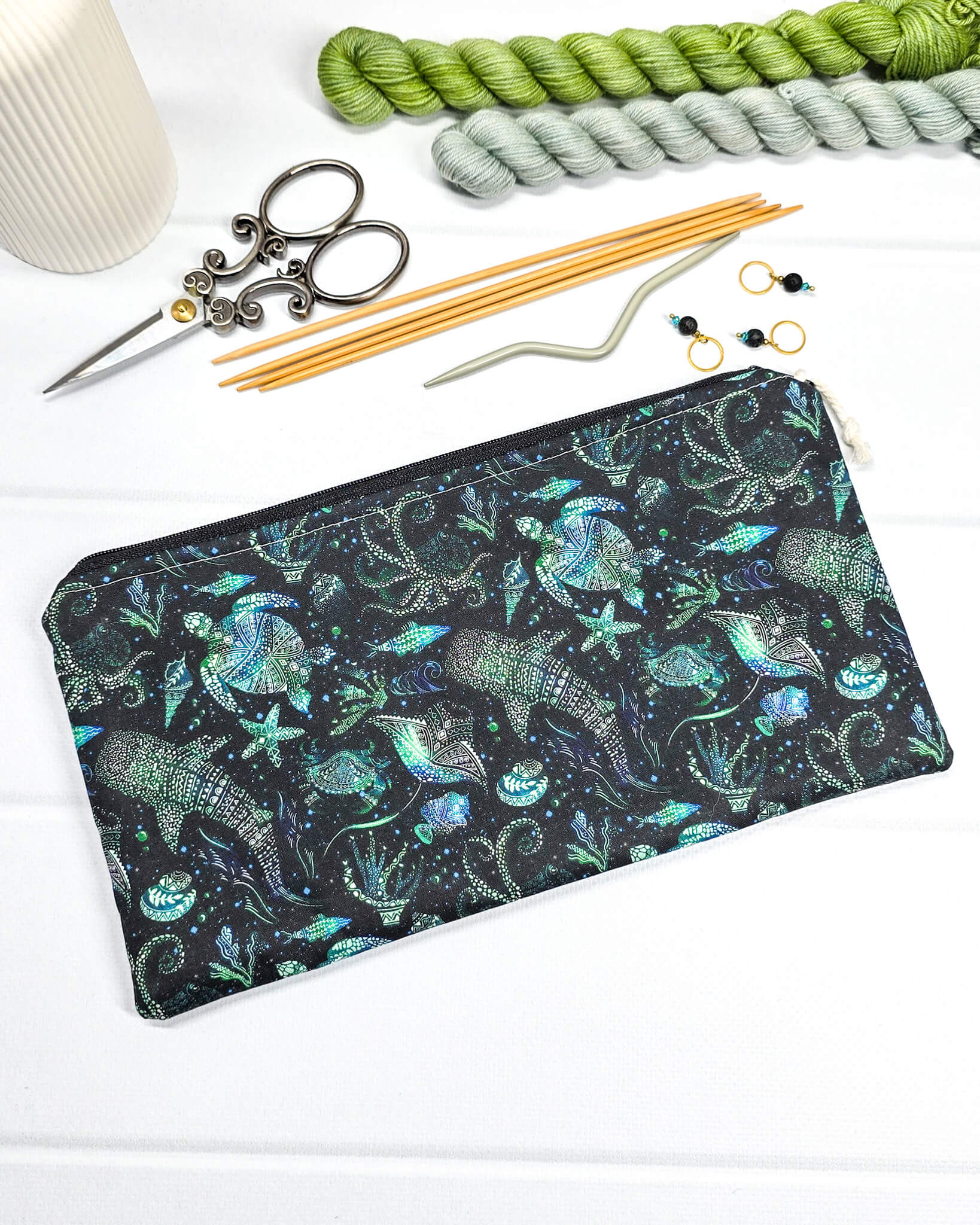 Flache, rechteckige Zip Pouch Runa aus schwarzem Stoff mit leuchtend grün-blauen Meerestieren, handgenäht in Bayern von Nadelmikado