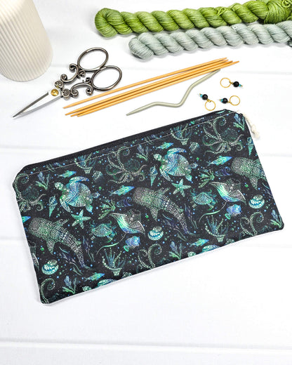Flache, rechteckige Zip Pouch Runa aus schwarzem Stoff mit leuchtend grün-blauen Meerestieren, handgenäht in Bayern von Nadelmikado