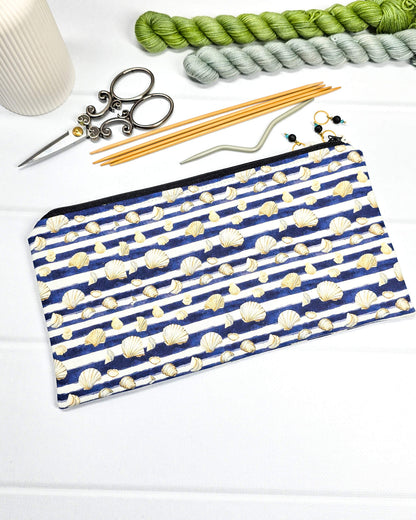 Flache, rechteckige Zip Pouch Runa mit dunkelblau-weißen Querstreifen und kleinen Muschelmotive, handgenäht in Bayern von Nadelmikado