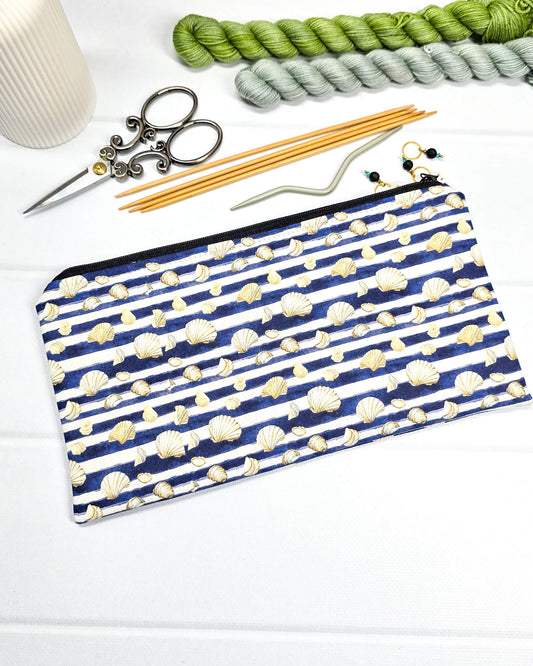 Flache, rechteckige Zip Pouch Runa mit dunkelblau-weißen Querstreifen und kleinen Muschelmotive, handgenäht in Bayern von Nadelmikado